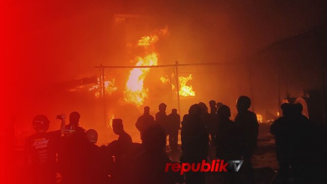 Gudang BBM di Indrasari Martapura Terbakar, 3 Mobil dan 4 Motor Dilalap Api