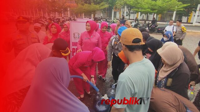Warga Indrasari Antre Air Bersih, 10 Ribu Liter Disalurkan Polres Banjar